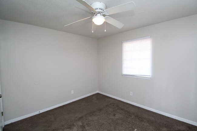 Building Photo - Pet-Friendly 2-Bedroom Duplex with Washer/...