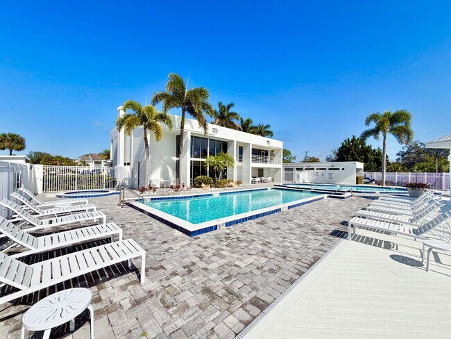 Building Photo - ** GRANADA LAKES ** 1 BED / 1 BATH CONDO - GREAT LOCATION - SMALL PET OK! - ANNUAL RENTAL