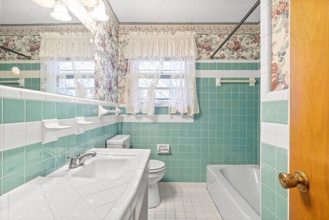 Building Photo - 3 Bedroom 1 1/2 Bath Home For Rent Near Madison Street!