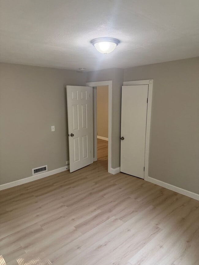 Building Photo - Adorable 4 Bed 1 bath Baldwinsville Cottage