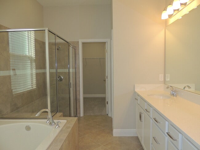 Building Photo - Move in ready! Newer home in great location.