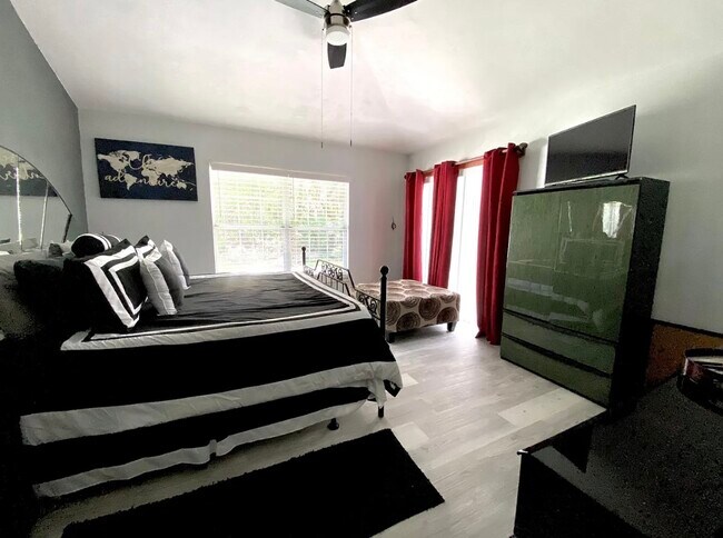 Building Photo - 6106 Everglades Dr