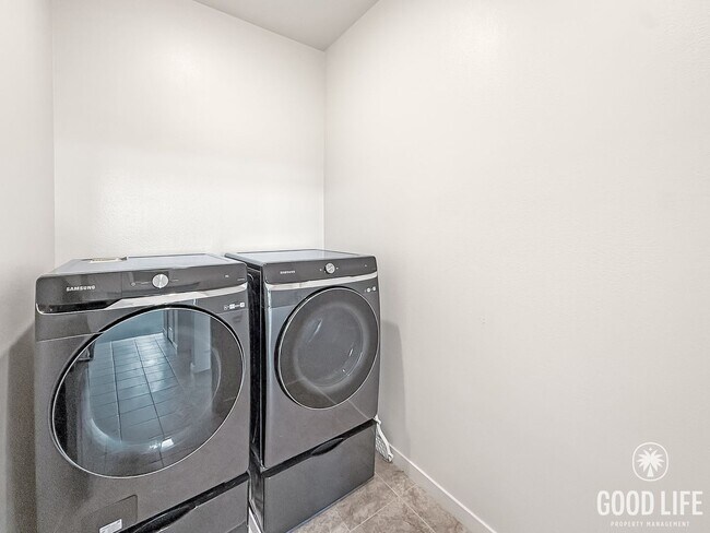 Building Photo - 3B/2BA Home with Private Elevator & Mountain Views!