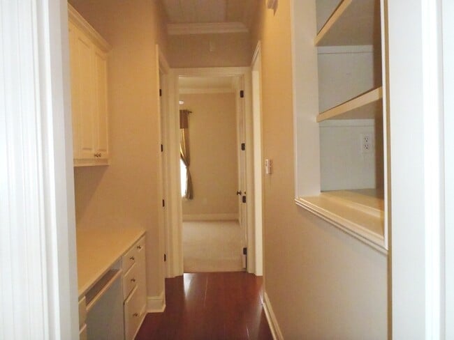 Building Photo - 43118 Beacon St