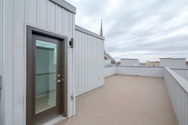 Building Photo - Northern Liberties Townhome with Parking