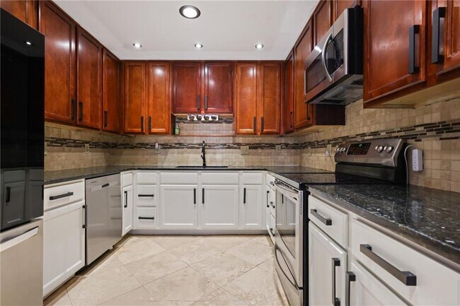 Building Photo - 2311 Robin Ln SE