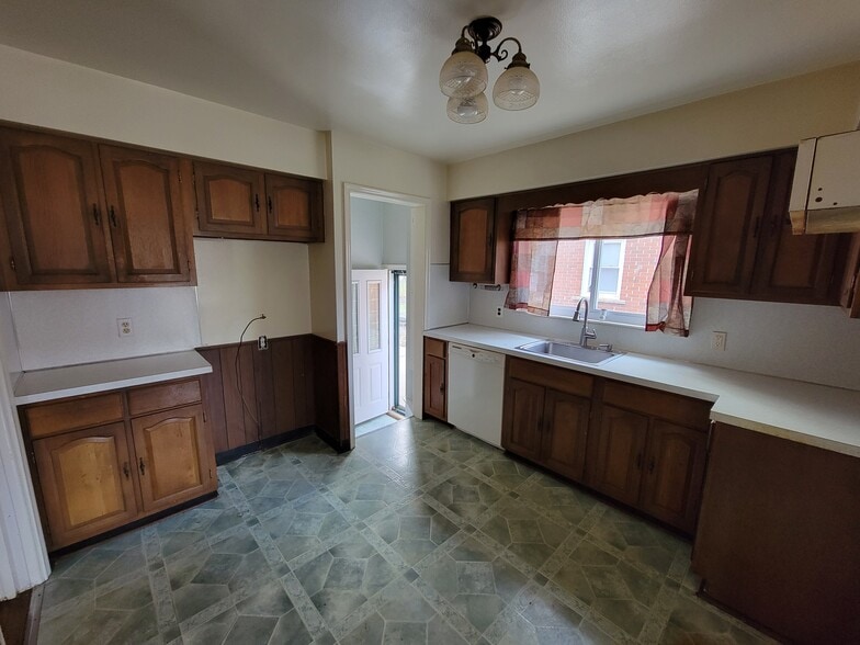 Kitchen - 11457 Leverne