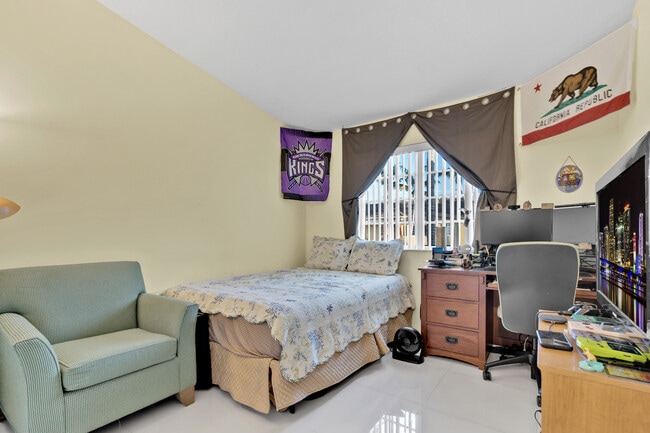 Building Photo - 3395 NE 9th Dr