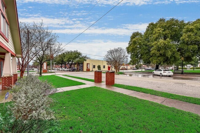 Building Photo - 300-306 East Main Street