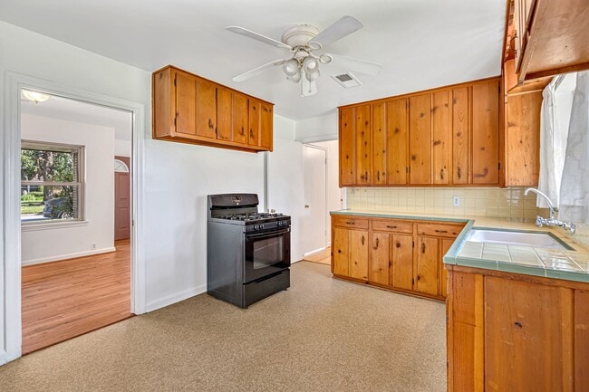 Building Photo - 1027 W 31st St