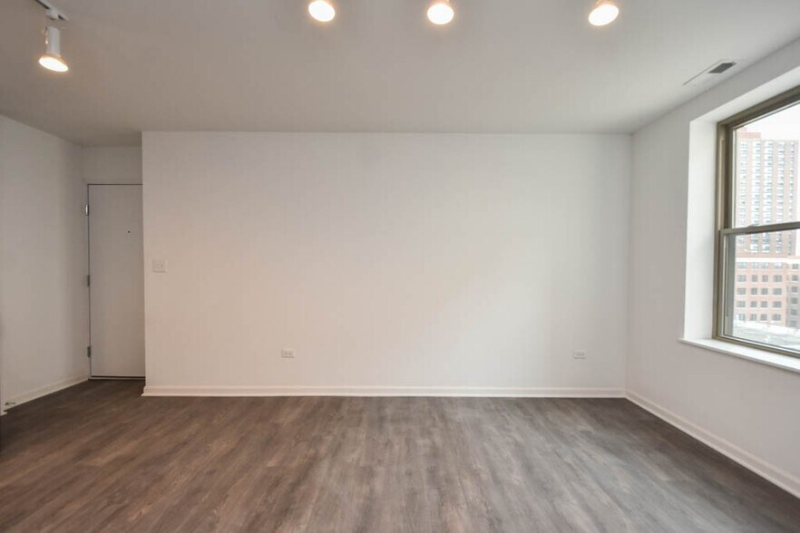 Building Photo - 940 W Winona St