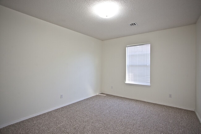Building Photo - 58B Holly Dr