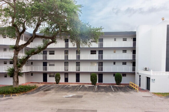 Building Photo - 447 NE 195th St