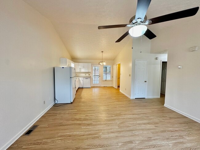 Building Photo - 841 Sylvia Ln