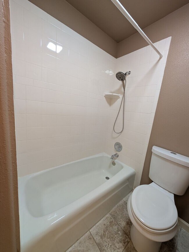 Building Photo - 2/2 Condo on Lake McQueeny / Waterfront Condos / Boat Slip / Fridge, Washer, Dryer Included / Com...