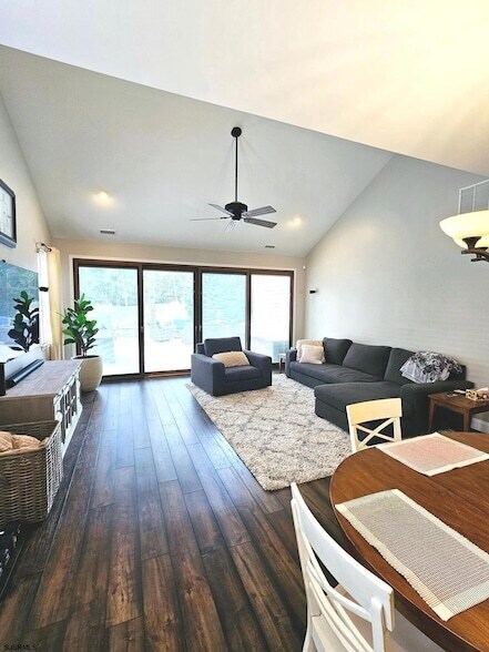 Building Photo - 498 Country Club Dr