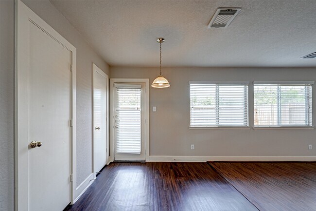 Building Photo - 7603 Chalk Hill