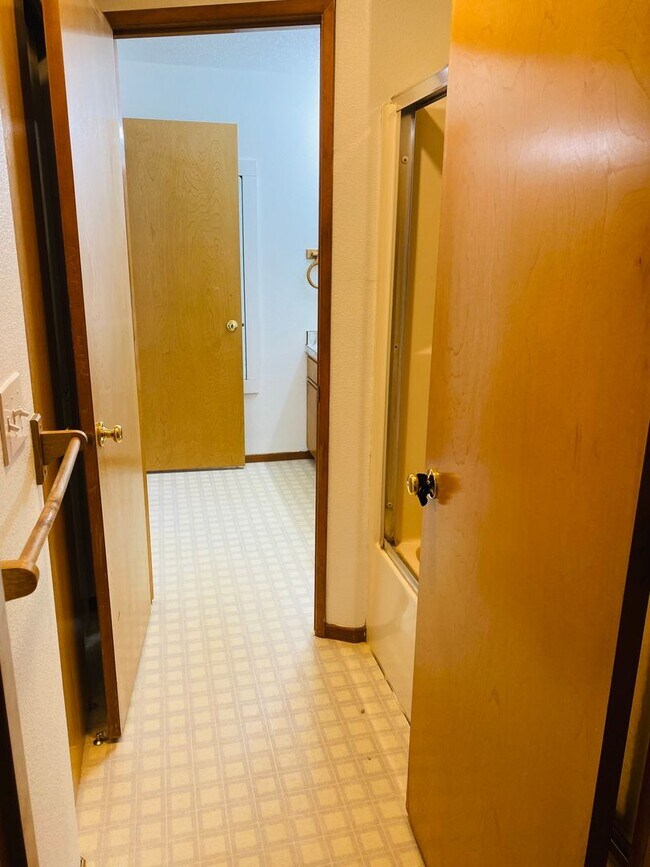 Building Photo - Freshly updated TH unit with private back ...