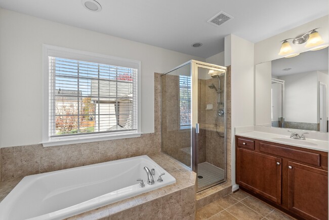 Building Photo - Embrace Elegant Living in Gainesville!