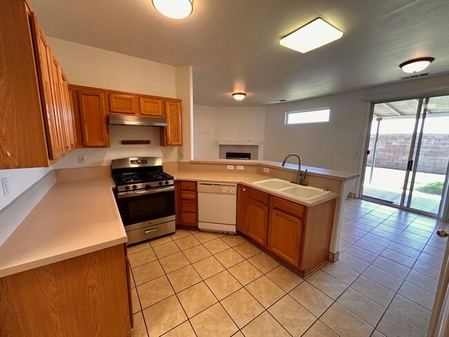 Building Photo - Beautiful home for rent in Visalia!
