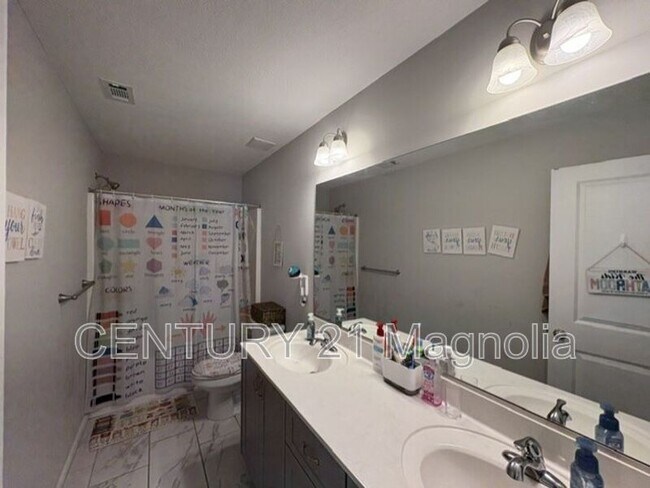 Building Photo - 560 Hampton Dr