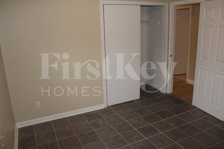 Building Photo - 9440 Port Royal Dr
