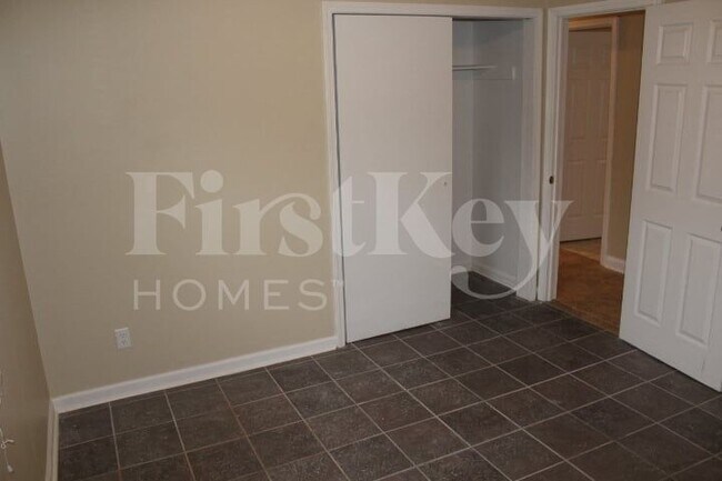 Building Photo - 9440 Port Royal Dr