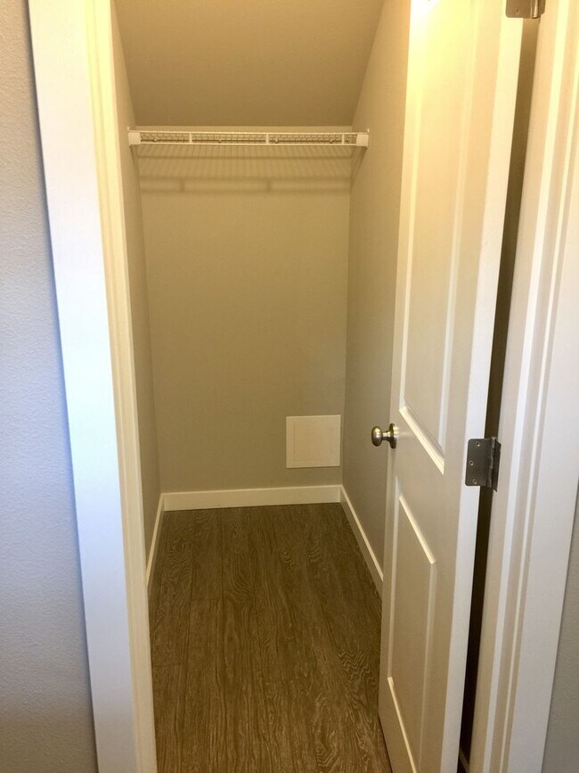Building Photo - Beautiful 3 Bedroom Duplex with Garage!