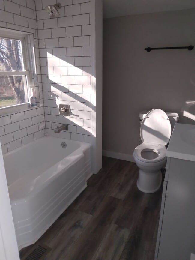 Building Photo - Newly remodeled 2 bedroom 1 bath home, Whi...