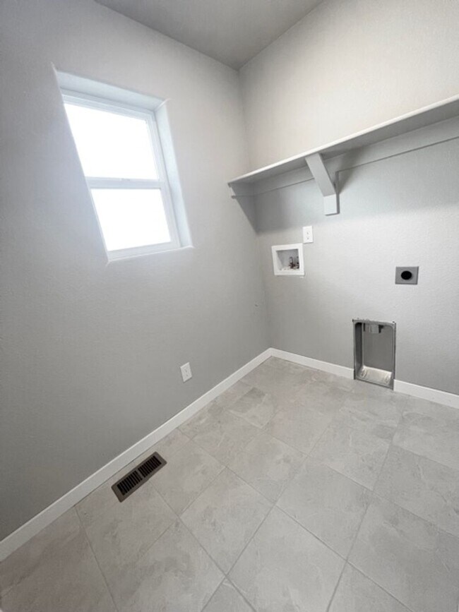 Building Photo - NEWER CONSTRUCTION 4 BEDROOM HOME LOCATED in the NOOK at Shilo Ranch