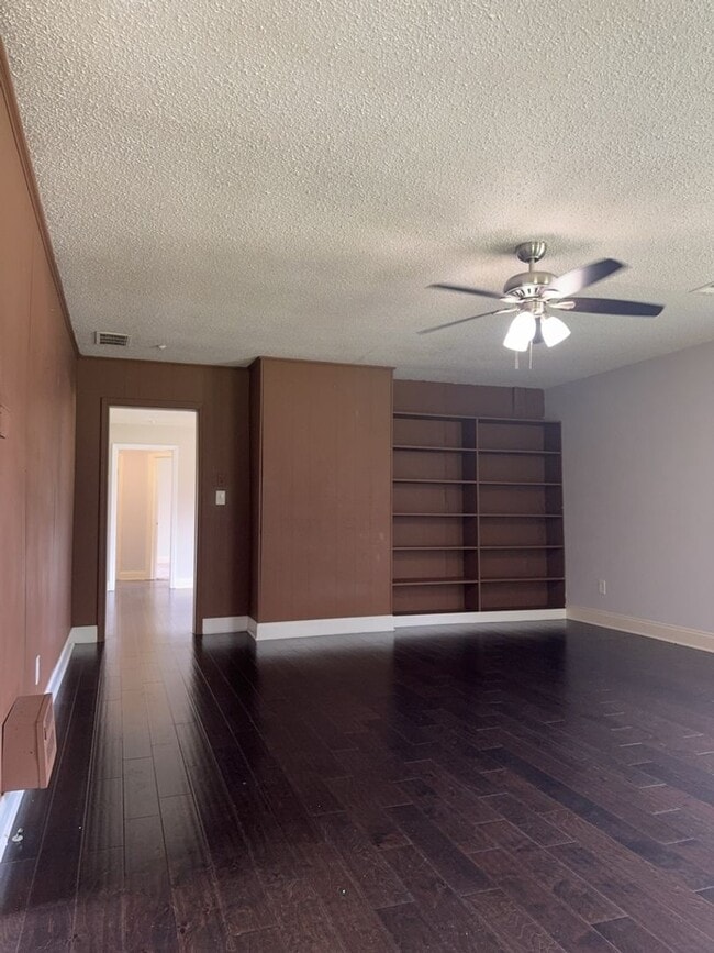 Building Photo - 3 bedroom Home- SECTION 8 ACCEPTED