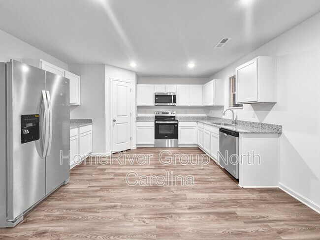 Building Photo - 195 Pine Needle Dr