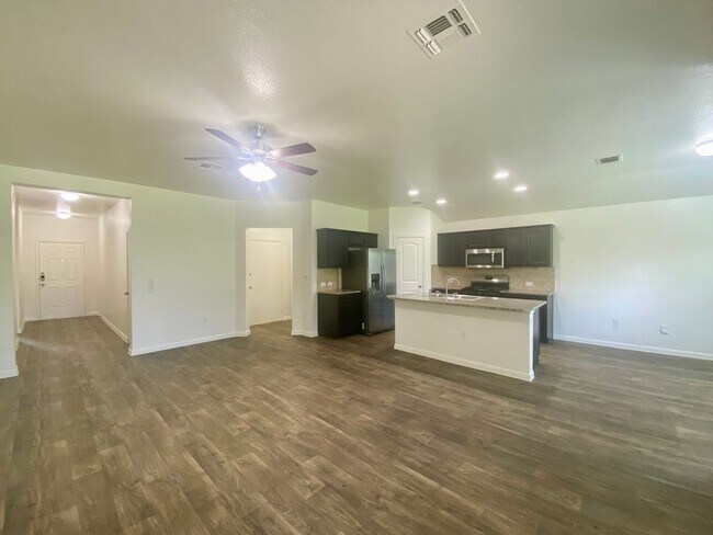 Building Photo - Updated Home in Pioneer Crossing! Available for July!