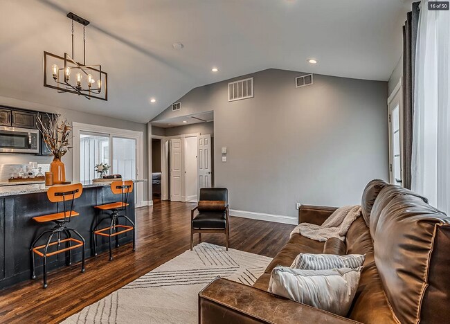 Building Photo - 2 Bed | 2 Bath in Midtown!