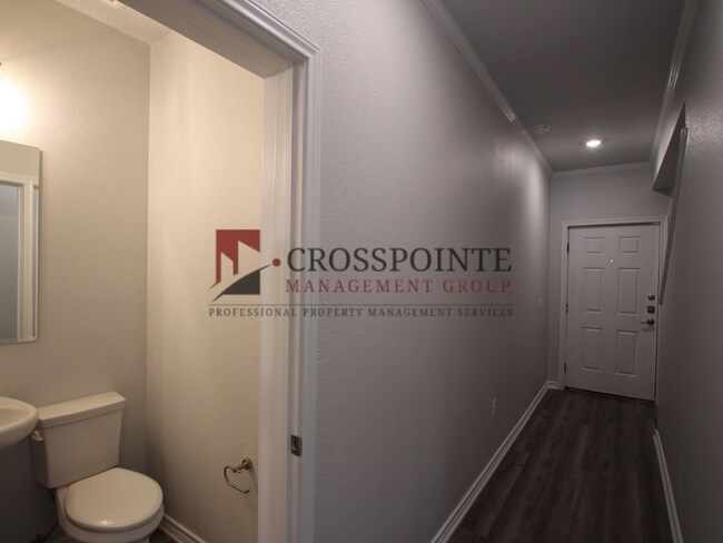 Building Photo - Stunning 2 Bed 2.5 Bath 1 Car Garage Townhome in Tyler!