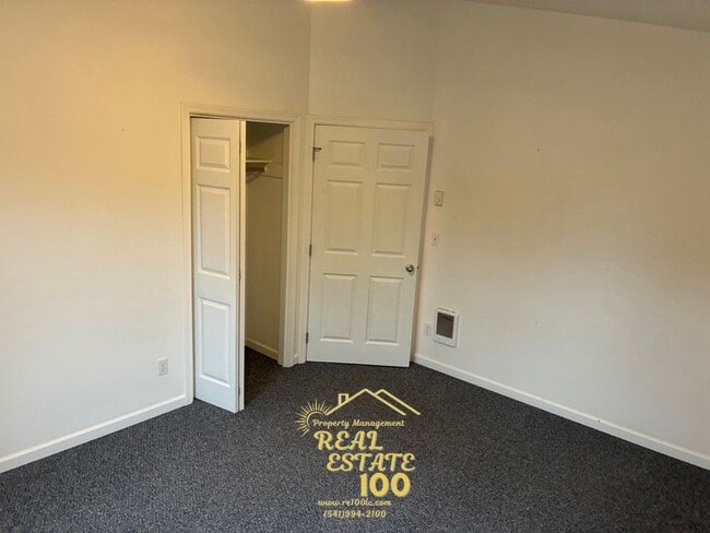 Building Photo - 838 SE Oar Ave