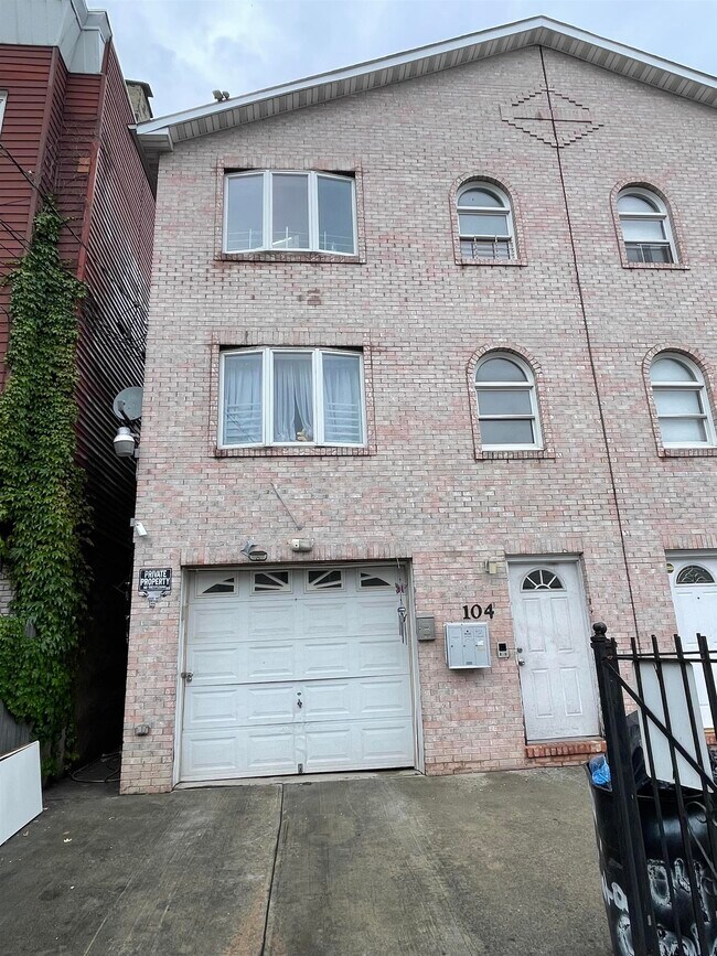 Primary Photo - 104 Clinton Ave