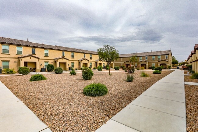 Building Photo - 3 Bed, 2 Bath Townhome Just Outside of Nel...