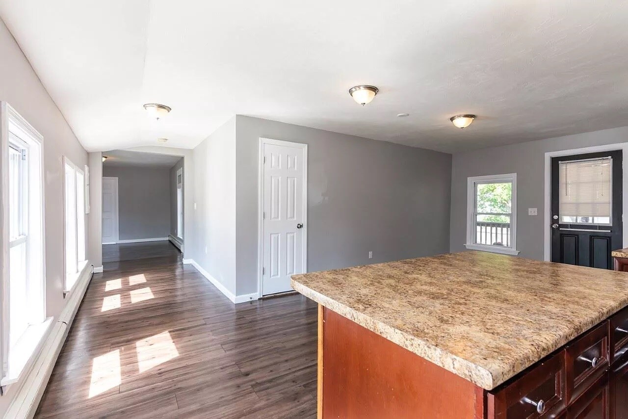 Building Photo - 554 Lake Ave