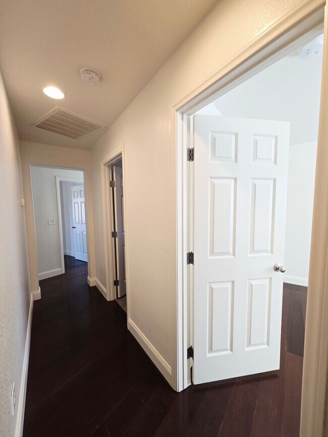Building Photo - GORGEOUS 4BD/3BA IN SILVERADO RANCH