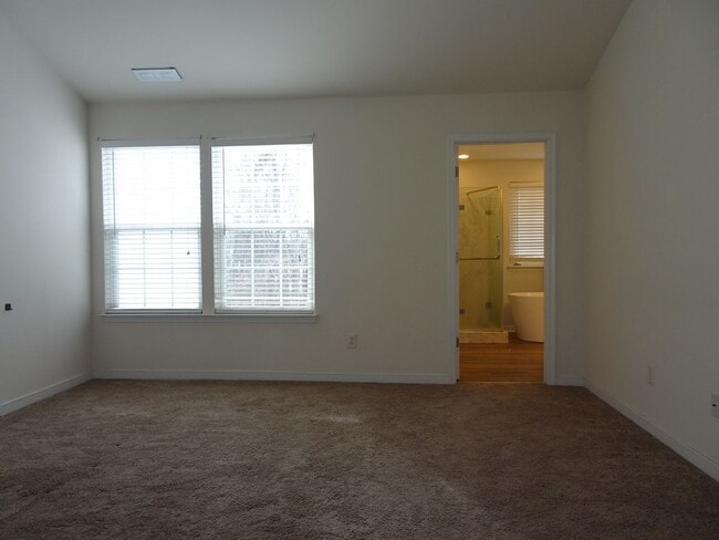 Building Photo - 4 Bedroom 3.5 Bath 3 Story Townhome for Re...
