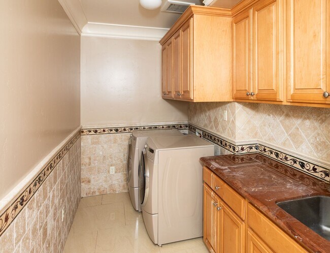 Building Photo - Amazing home, with incomparable views and privacy, but close in convenience!