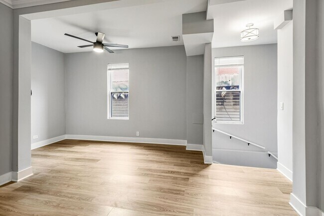 Building Photo - Gorgeous, Updated Duplex 2bd/2bth, Wicker Park Avail 5/1