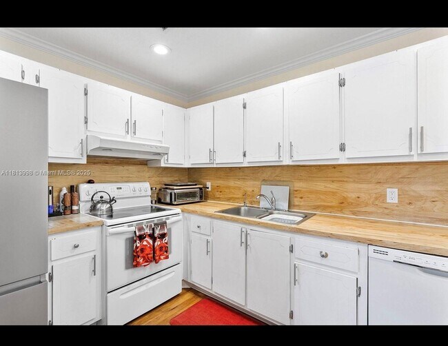 Building Photo - 6160 SW 188th Ave