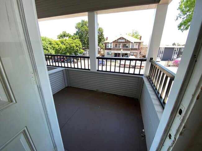 Building Photo - One Bedroom Apartment in Downtown Stockton