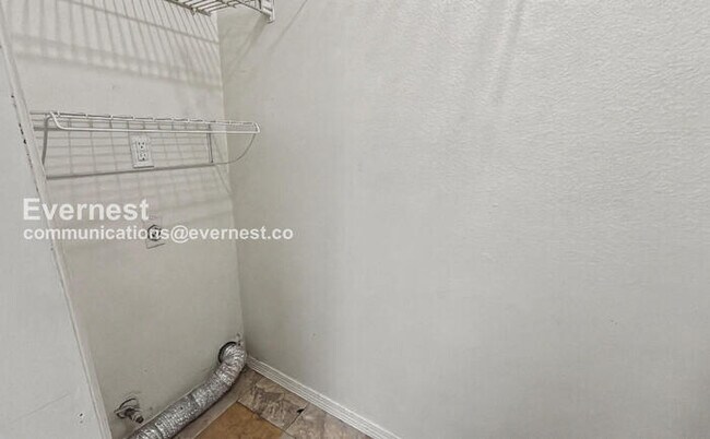 Building Photo - 3 Bed, 2 Bath Home with Fenced Yard & Garage / Pet-Friendly / Available Now!