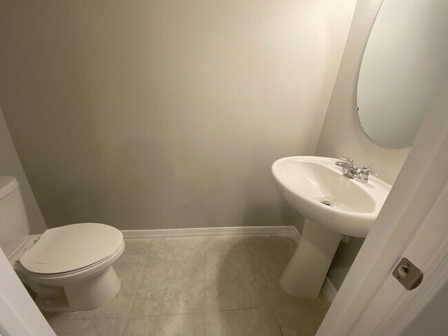 Building Photo - 3 Bedroom 2.5 Bath Townhouse in Davenport ...