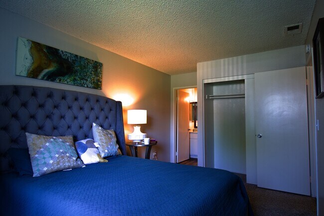 Building Photo - 200 S Linden Ave