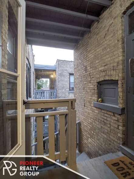 Building Photo - 4226 N Clark St