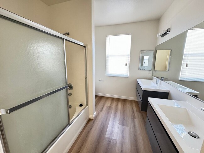 Building Photo - Gorgeous Remodeled 3+2 - $3000